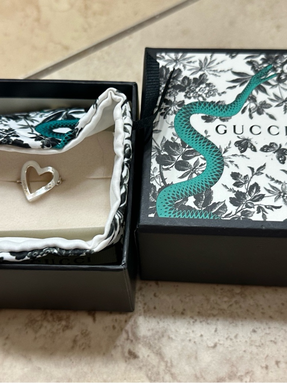 Gucci Silver Open-Heart Beaded Ring - Picture 6 of 7
